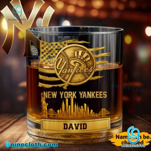 New York Yankees American Flag City Skyline Personalized Whiskey Glass Y8TGb21
